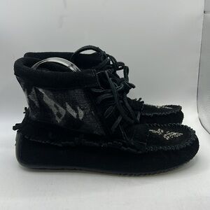 Manitobah Mukluk Slip On Shoes Moccasins Ankle Boots Black Gray Leather Womens 6